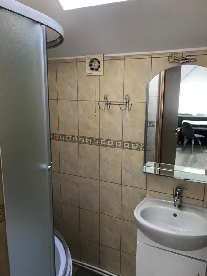 Міни-Хостел Родинного Типу Dubai Uzhhorod Ngoại thất bức ảnh